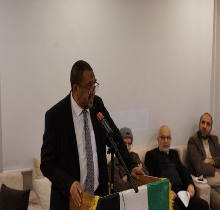 صورة لدكتور مصطفى بساطي وهو يخطب في الاجتماع التأسيسي 